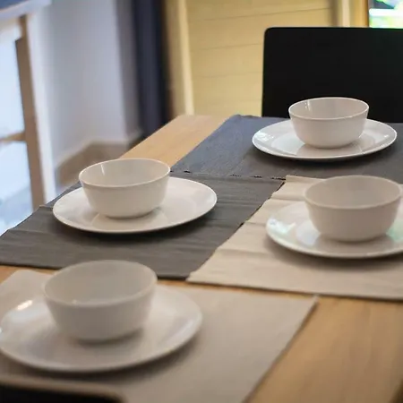 아파트 Quiet Urban With Private Backyard