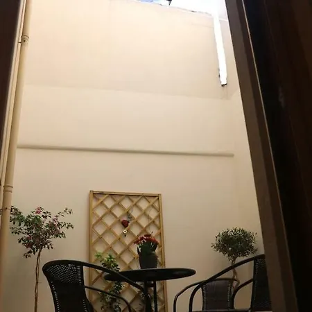 Daire Quiet Urban With Private Backyard *