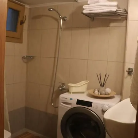 Quiet Urban With Private Backyard 아파트